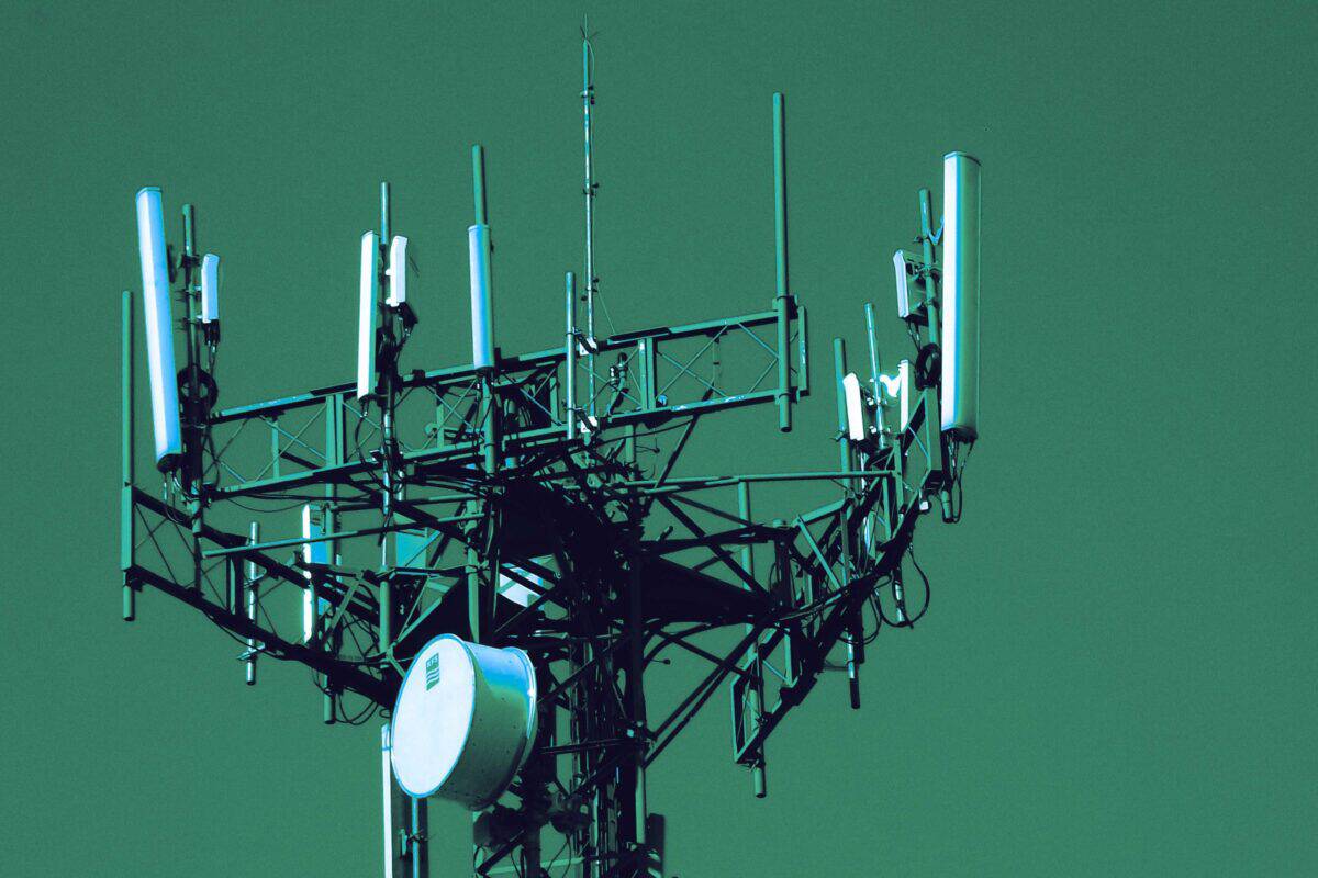 Multiple telecommunications antennas supporting high-capacity connectivity infrastructure