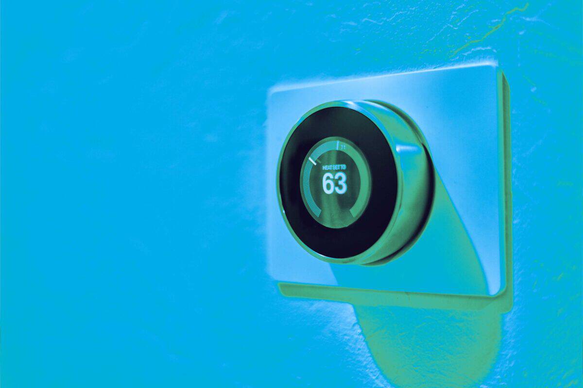 Circular smart device displaying the number three on a blue background