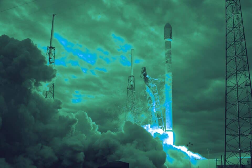 Communications mast transmitting signals across a satellite network