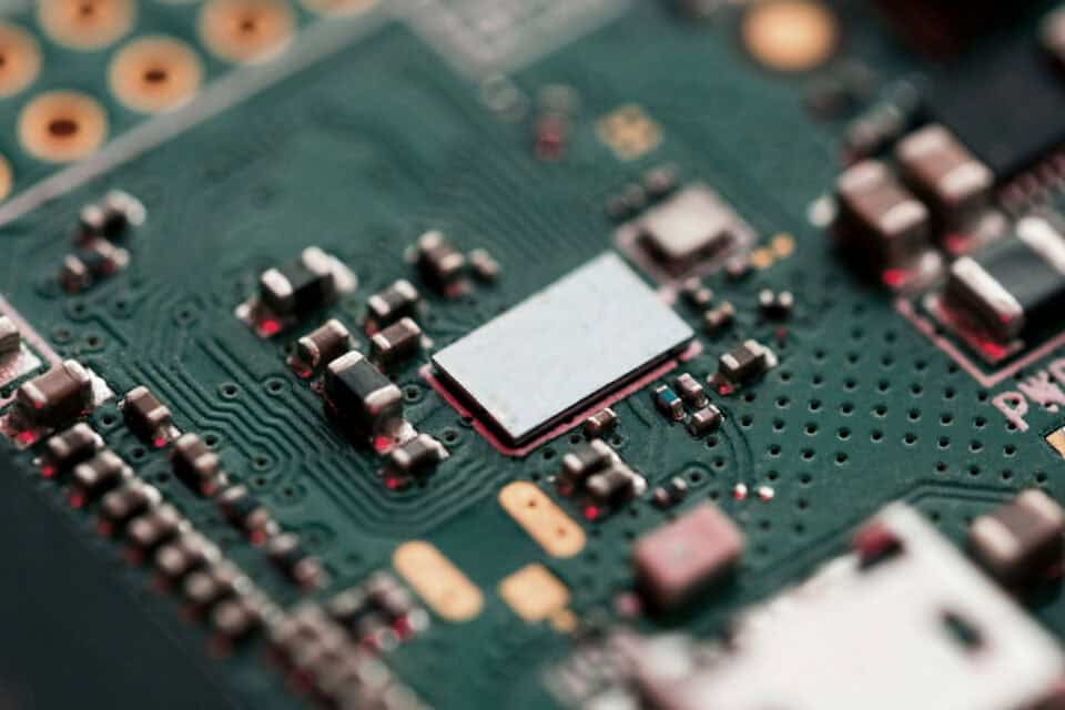 Electronic components arranged on a telecommunications circuit board